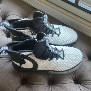 Beautiful Brand new Nike sneakers never worn with no box sz 11 very hard to find